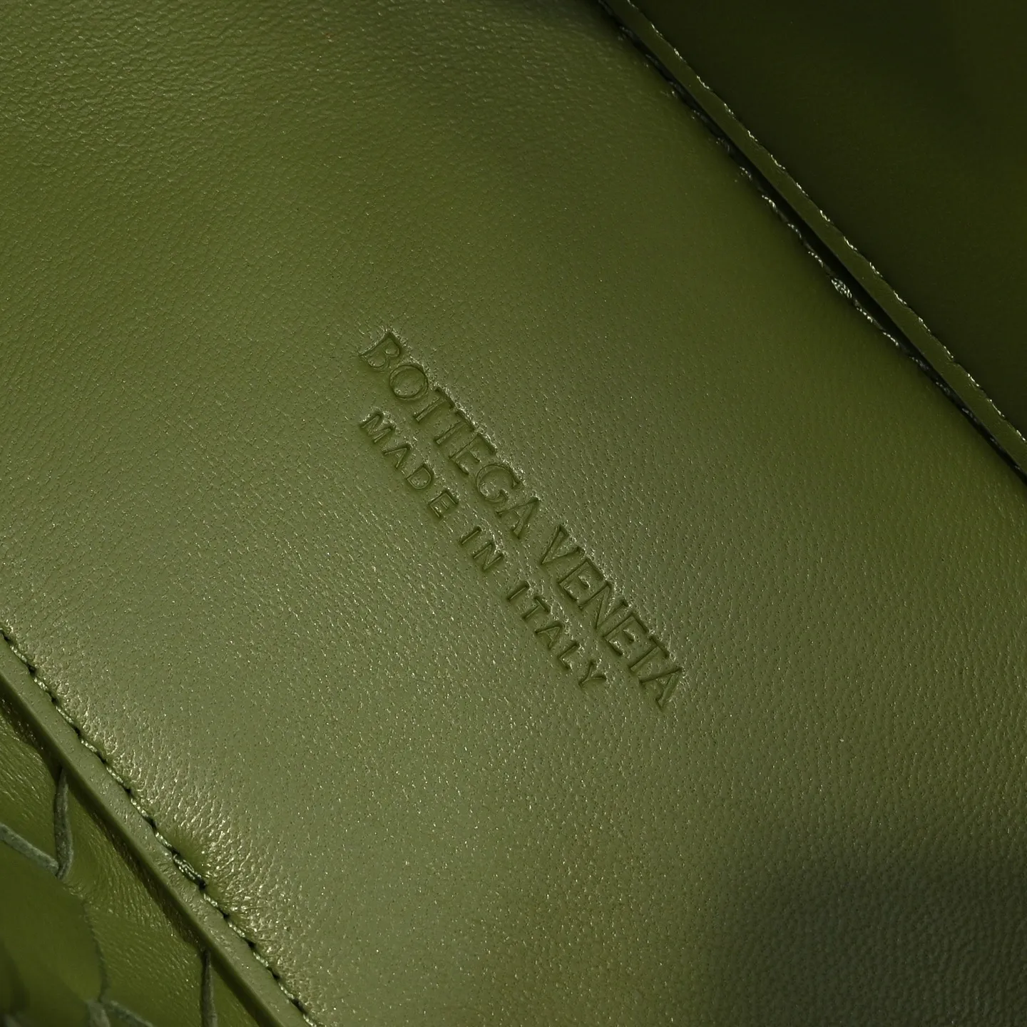Batch 1860 B's 2023 spring and summer new style continues the brand's woven pattern style with detailed metal knot switch buckles. This time, the shoulder straps are also made into tube weaves, showing different craftsmanship. The carrying method is versatile to create more different styles. Intrecciato woven leather small handbag, equipped with sliding crossbody strap. Internal compartments, including 1 zipper pocket and 2 open pockets. Magnetic buckle closure. Size: 25*20*10cm Model: 7463#